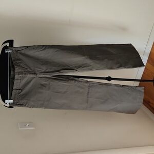 GAP khaki womens pants in army green. Size 4R, 32-inch inseam.